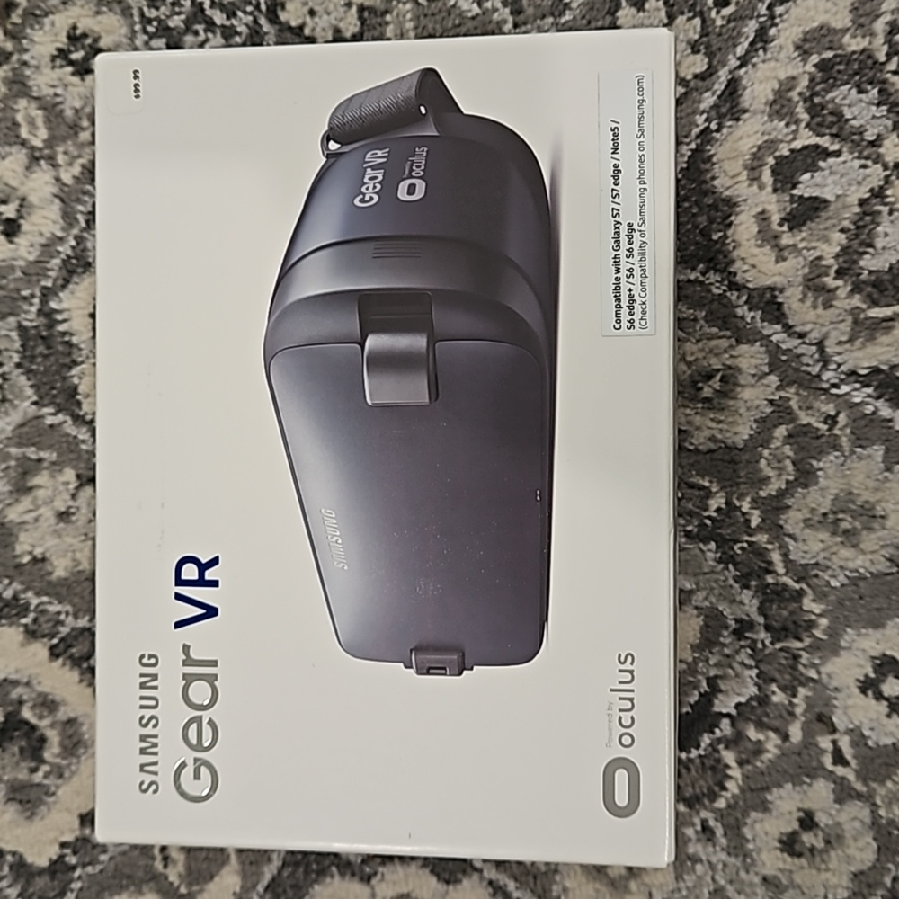 NEW! Samsung VR NEW in box!